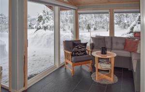 sala de estar con sofá y mesa en Cozy Home In Noresund With Kitchen, en Noresund
