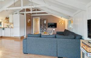sala de estar con 2 sofás azules y cocina en 3 Bedroom Beautiful Home In Sams en Tanderup