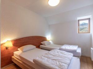 - une chambre avec 2 lits et une fenêtre dans l'établissement Appartement La Mongie, 3 pièces, 7 personnes - FR-1-404-197, à La Mongie