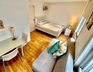 een woonkamer met een bank en een bed bij H3: Fantastic Apt - 100m from Piccadilly Circus!! in Londen