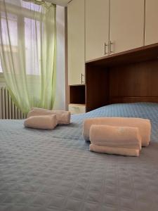 two towels sitting on top of a bed at Mazzini, 30 Nord in Rovereto