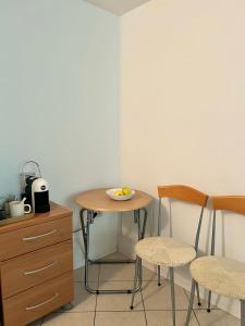 a small table with a plate of fruit on it at Mazzini, 30 Nord in Rovereto