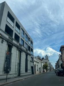 un edificio sul lato di una strada cittadina di Completo-Comodidad y estilo superior centrico a Santa Fe