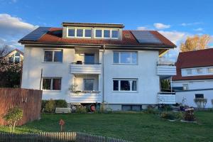 uma grande casa branca com um telhado vermelho em Loftwohnung in ruhiger Gegend em Kirchheim unter Teck