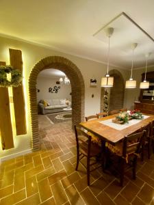 uma cozinha e sala de jantar com mesa e cadeiras em Casale Il Tiglio em Anghiari