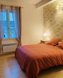 Un dormitorio con una cama grande y una ventana en Gîte du Château d'Esnes, 