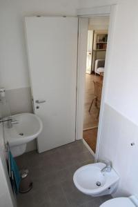 切爾諾比奧的住宿－Il Casone，白色的浴室设有卫生间和水槽。
