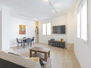 un salon avec un canapé et une table dans l'établissement LU&CIA Calle Manrique, à Malaga
