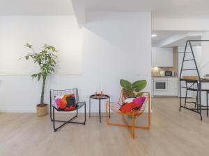 - un salon avec des chaises, une table et une échelle dans l'établissement LU&CIA Calle Manrique, à Malaga 19 autres photos