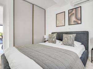 una camera da letto con un grande letto con due cuscini di Sanders Cruise Limassol a Limassol