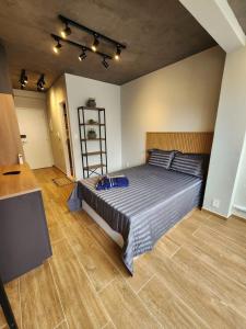 um quarto com uma cama grande num quarto em Lofts | Consolação | 3 min Metrô em São Paulo