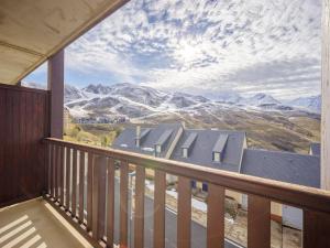 balcón con vistas a las montañas cubiertas de nieve en Appartement Peyragudes, 2 pièces, 6 personnes - FR-1-695-9, en Germ