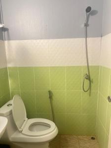 La salle de bains est pourvue d'une douche et de toilettes. dans l'établissement Phi Phi Goodview Bungalow, sur les Îles Phi Phi