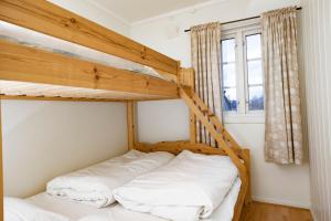 2 Etagenbetten in einem Zimmer mit Fenster in der Unterkunft Lillehammer Camping in Lillehammer