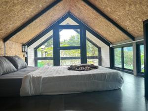 Cette chambre comprend un grand lit et une grande fenêtre. dans l'établissement Phi Phi Goodview Bungalow, sur les Îles Phi Phi