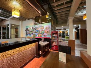 ein Fast-Food-Restaurant mit einem roten Kühlschrank in der Unterkunft Krabi Front Bay Resort in Krabi