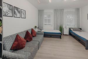 salon z kanapą i 2 łóżkami w obiekcie WOLSKA APARTMENT 80m2 - 7 people, 3 rooms we Wrocławiu