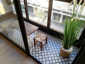 een kamer met een tafel, een stoel en een raam bij Appartement '' L'Ossau '' hyper centre Place Clémenceau in Pau