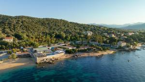 une vue aérienne sur une petite île dans l'eau dans l'établissement Valinco Village, à Porto Pollo