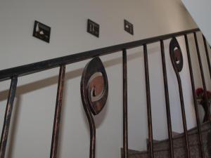 una escalera con barandillas negras y una pared blanca en Dion Apartments, en Lozenets