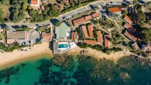 una vista aerea su una spiaggia con un resort di Valinco Village a Porto Pollo