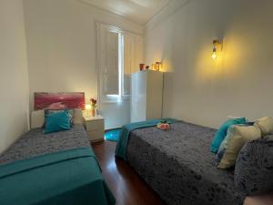 um quarto com 2 camas e um frigorífico em Rooms in Heart of Gothic em Barcelona
