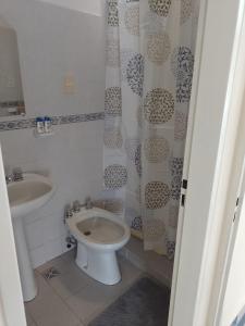 een badkamer met een toilet en een wastafel bij Luminoso céntrico in Neuquén