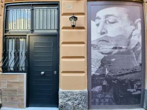um edifício com um grande cartaz de um homem na porta em Casa comoda e centrale in quartiere storico di Napoli em Nápoles