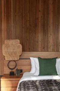 una camera con letto e parete in legno di Exclusive luxury Tropical heaven a Canggu