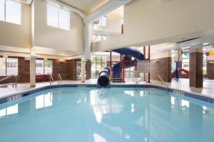 - une grande piscine avec toboggan dans un bâtiment dans l'établissement Fairfield Inn & Suites by Marriott West Kelowna, à West Kelowna