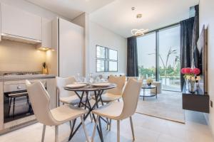 une cuisine et une salle à manger avec une table et des chaises dans l'établissement STAY BY LATINEM Luxury 1BR Holiday Home W102 near Burj Khalifa, à Dubaï