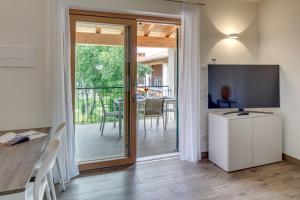 cocina con puerta corredera de cristal que da a un patio en Tenuta di Palú, en Bardolino