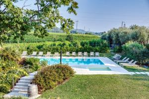 Bazén v ubytování Tenuta di Palú nebo v jeho okolí
