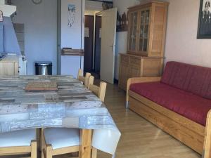 ein Wohnzimmer mit einem Tisch und einem Sofa in der Unterkunft Appartement Huez, 1 pièce, 4 personnes - FR-1-405-19 in L'Alpe-d'Huez