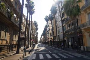 an empty city street with palm trees and buildings at Appartement 120 m² Standing Hyper Centre Climatisé in Perpignan