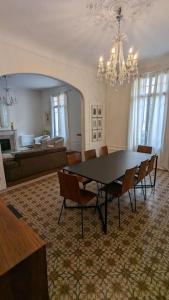 a dining room with a table and chairs at Appartement 120 m² Standing Hyper Centre Climatisé in Perpignan