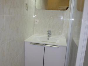 ラルプ・デュエズにあるAppartement Huez, 1 pièce, 4 personnes - FR-1-405-24のバスルーム(白い洗面台、鏡付)