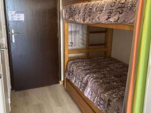 ラルプ・デュエズにあるAppartement Huez, 1 pièce, 4 personnes - FR-1-405-20の二段ベッド1組(ドアの隣の部屋)