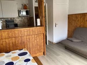 ラルプ・デュエズにあるAppartement Huez, 1 pièce, 4 personnes - FR-1-405-20のリビングルーム(ベッド1台、電子レンジ付)