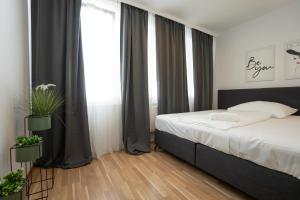Posteľ alebo postele v izbe v ubytovaní Charming Apartment with Balcony, Close to Stephansdom Cathedral