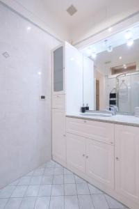 Un baño blanco con lavabo y espejo. en Fusari 4 by Studio Vita, en Bolonia