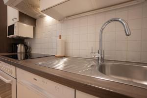 Kuchyňa alebo kuchynka v ubytovaní Charming Apartment with Balcony, Close to Stephansdom Cathedral