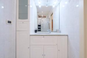 Un baño blanco con lavabo y espejo. en Fusari 4 by Studio Vita, en Bolonia