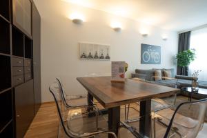 Posedenie v ubytovaní Charming Apartment with Balcony, Close to Stephansdom Cathedral