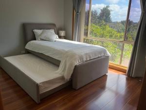 Ένα ή περισσότερα κρεβάτια σε δωμάτιο στο Waterfront Paradise Summer Hideaway FREE BOAT FIshing Lover