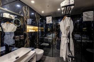 a bathroom with a toilet and a sink at Hotel Vibre in Cluj-Napoca