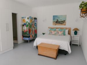 McLeod's & Stuart's Cottage tesisinde bir odada yatak veya yataklar