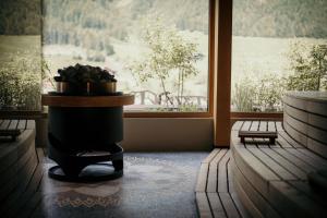 Cette chambre dispose d'une fenêtre avec une plante en pot sur une table. dans l'établissement SILENA, your soulful hotel, à Valles