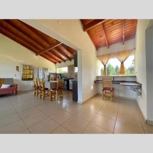 een keuken en eetkamer met een tafel en stoelen bij Casa Nehuen in Lago Puelo