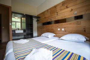een slaapkamer met een groot bed met 2 witte kussens bij Le Pré du Lac in Saint-Jorioz